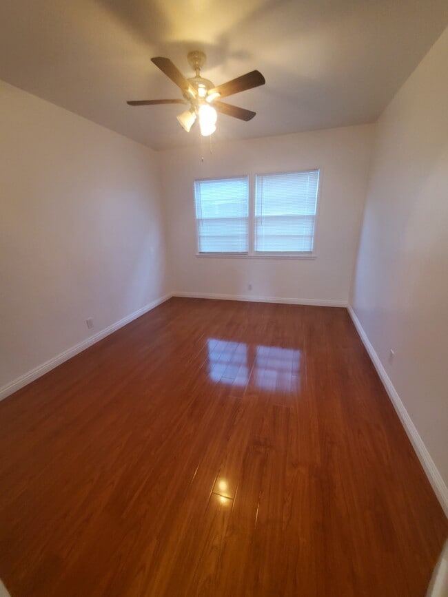 bedroom 12x10,5 - 1524 N Hollywood Way