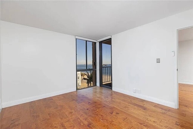 Photo - Queen's Surf Condos