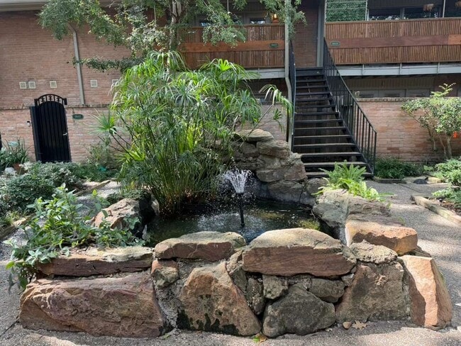 Building Photo - 3944 W Alabama St Unit 6