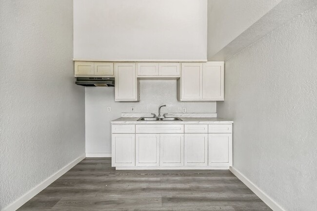 Photo - 1007 W St Charles St
