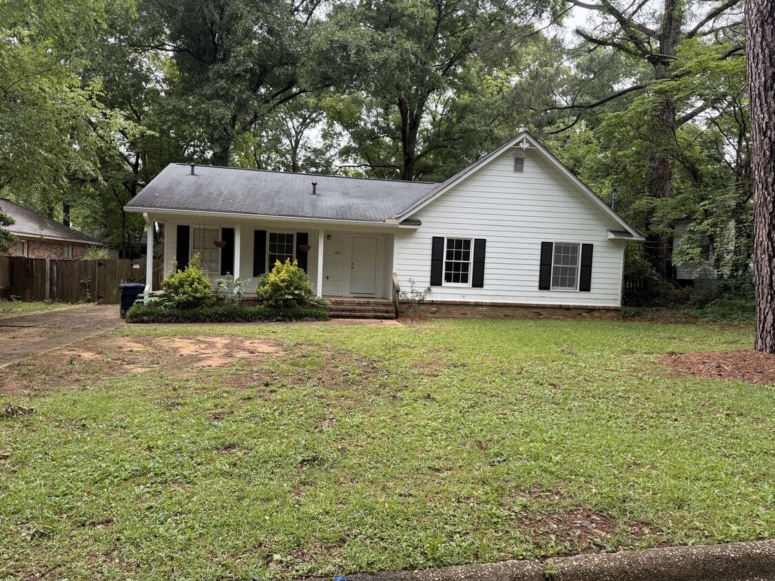 Nice 3 Bed 2 Bath Available Now! - Nice 3 Bed 2 Bath Available Now!