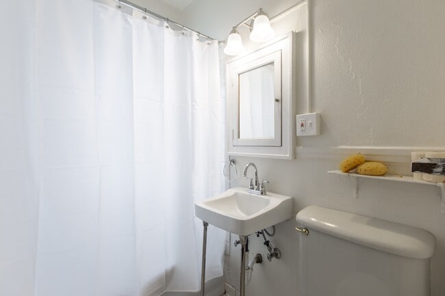 Photo - 1435 West 31st St