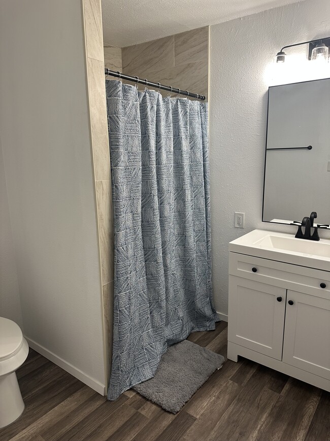 Baño principal - 1705 NW 48th St