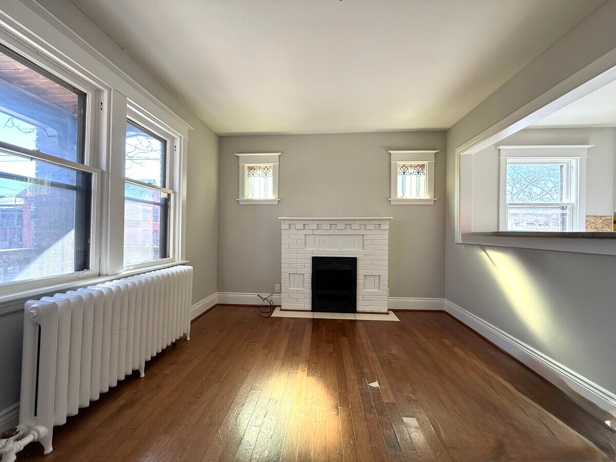 Photo - 2 Bed Plus Den - 96 E Ave S