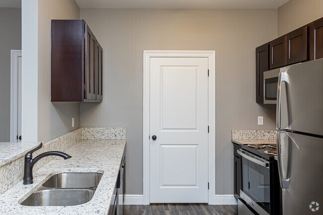 2BR, 2BA - 1,100SF