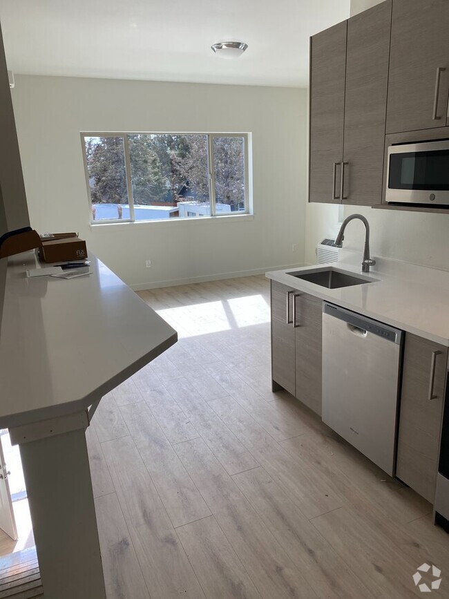 Building Photo - 204 SW Maricopa Dr Unit B Rental