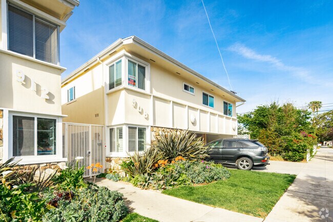 Primaria - 908 6th St