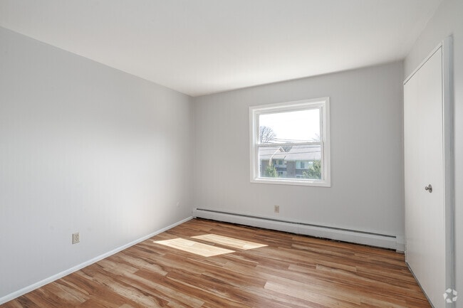 2BR, 1BA - 800SF - Primary Bedroom