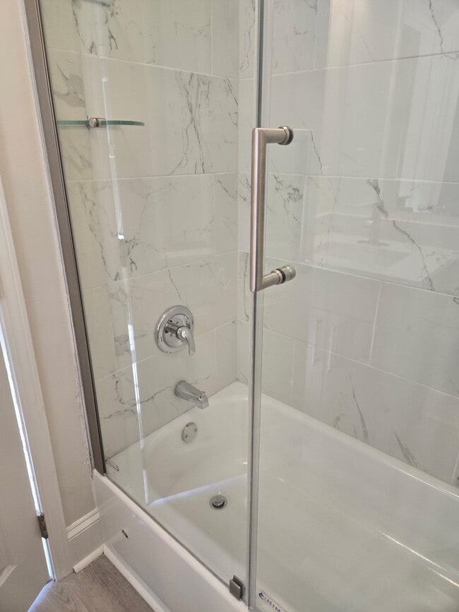 Tub/shower - 5314 Park Road