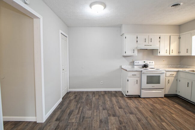 Photo - 13-413 Thompsonville Ln