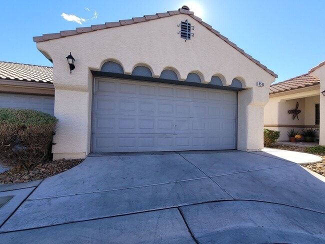 Beautiful Single Story Town Home in Mountains Edge Community - Beautiful Single Story Town Home in Mountains Edge Community