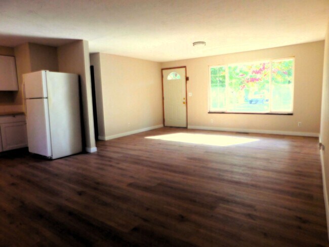 Photo - Beautiful 4 Bedroom, 1-1/2 Bathroom Home W...