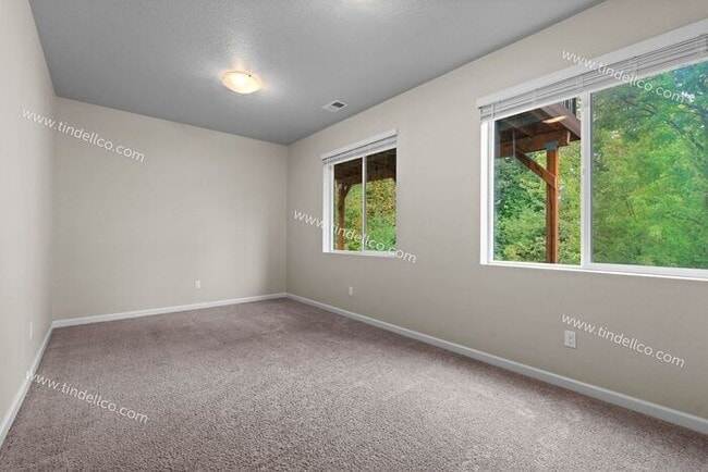 Modern 3-Bedroom Home with Spacious Bonus Room in Desirable Happy Valley!