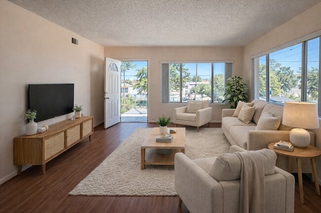 Building Photo - 802 Fischer St Unit B