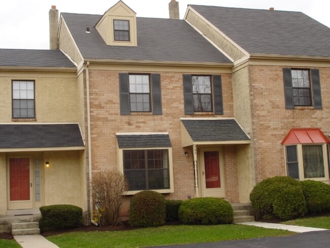 Building Photo - 562 Canterbury Rd