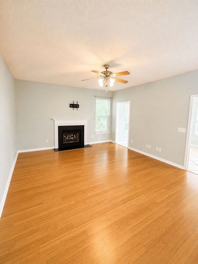 Photo - 1525 Clarendon Way