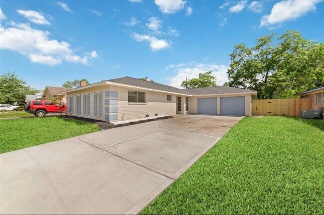12207 Pompano Ln