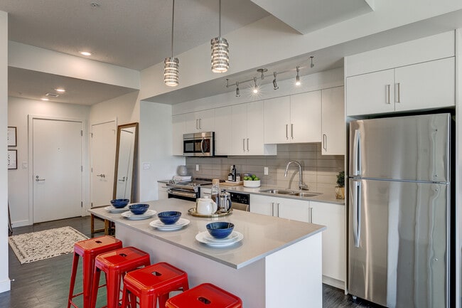 Étagères élégantes dans l'espace cuisine - e11even