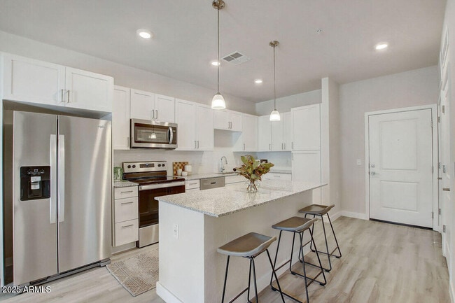 Photo - 28201 N Black Cyn Hwy Unidad 1L