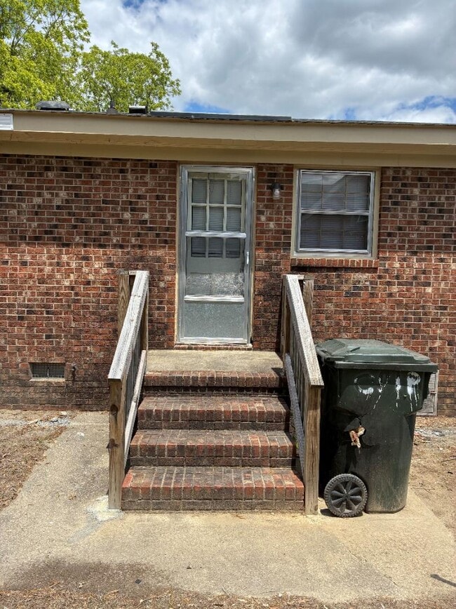 Photo - 904 Woodrow St S