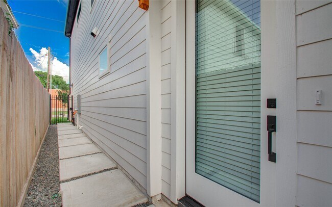 Photo - 3206 Live Oak St