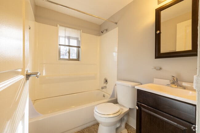 2BR, 1BA - 769SF - Bathroom