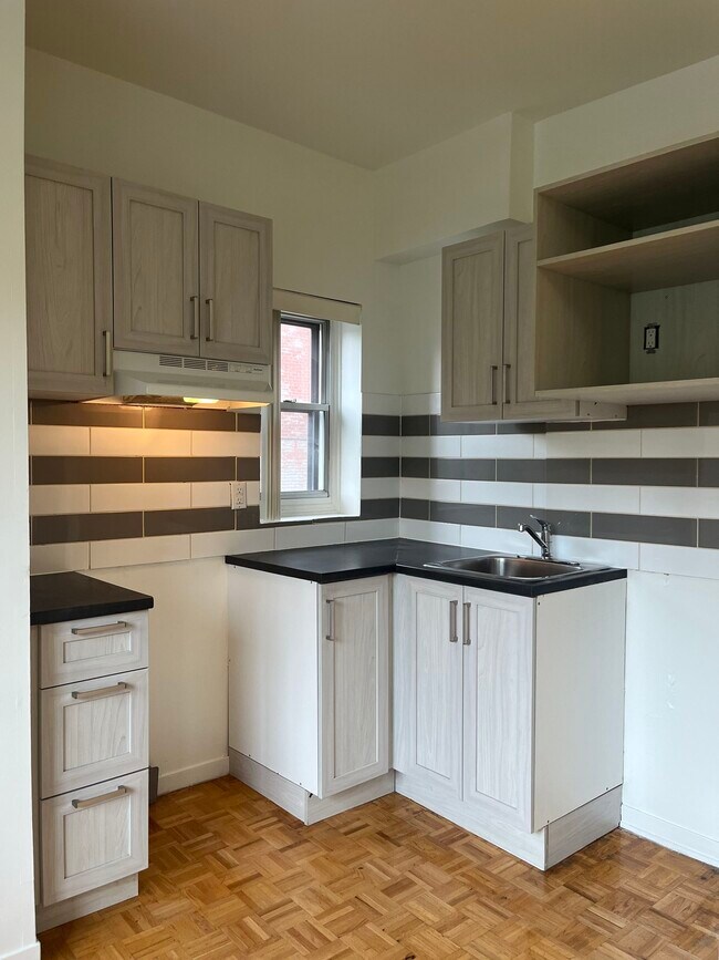 Building Photo - 539 Rue Prince Arthur O Unit 20