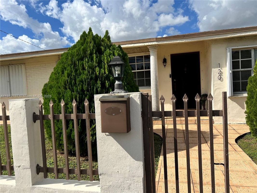 Photo - 120 SW 68th Ave