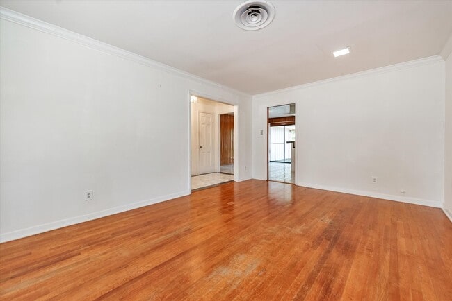 Photo - 7119 Bellaire Blvd