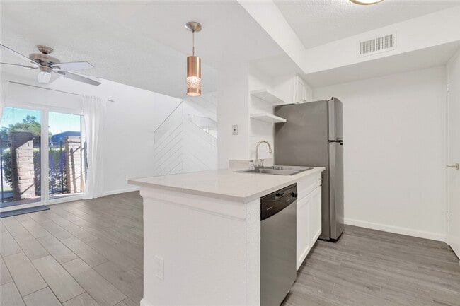 Photo - 2800 Jeanetta St Unidad 2104