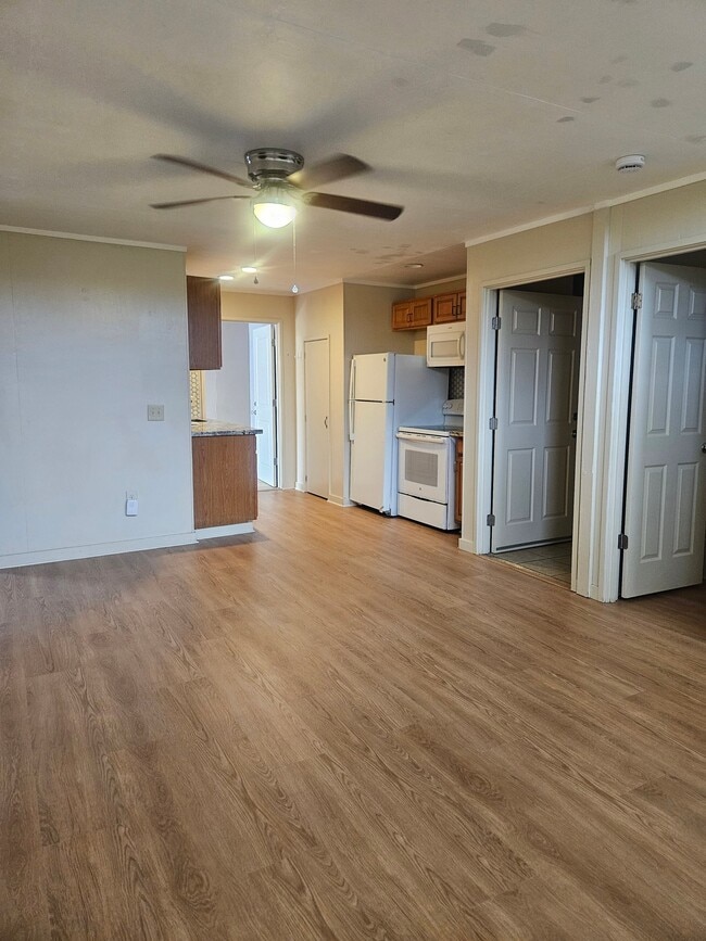 Building Photo - 368 N Market St