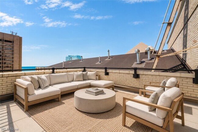 99 W St Clair Ave