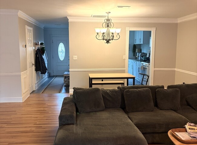 Cocina y pasillo de la planta baja desde la sala de estar - 1330 Poplar Pointe SE
