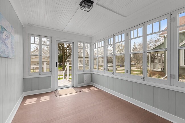 Photo - 324 E Commercial St