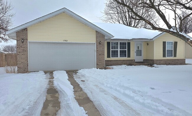 Building Photo - Republic Schools! 3 Bedrooms! 2 Baths! $1395