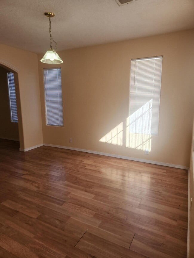 Photo - 600 Lone Pine Dr SW