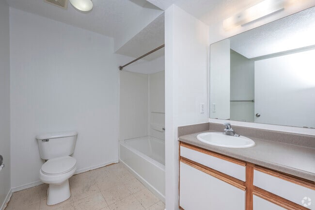 2BR, 2BA - 924SF - Second Bathroom