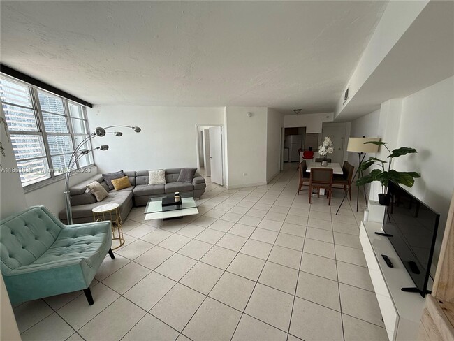 Building Photo - 801 Brickell Bay Dr Unit 2064