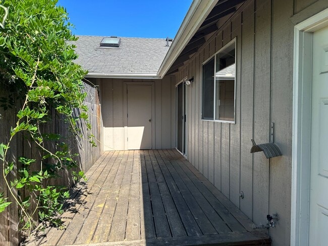 Photo - Large 2 bedroom 2 bathroom duplex with gar...