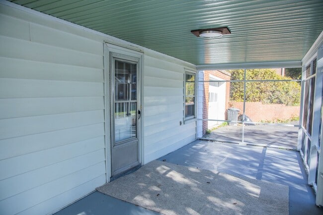 Building Photo - 700 Grove Ave Unit Apt #B