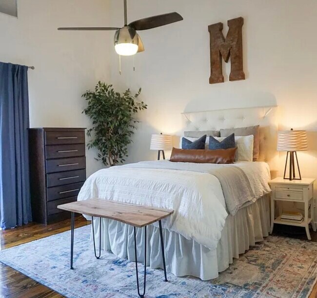 Photo - 5233 Blossom St