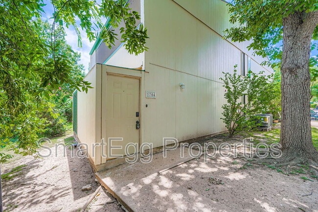 Building Photo - 6718 Silvermine Dr Rental
