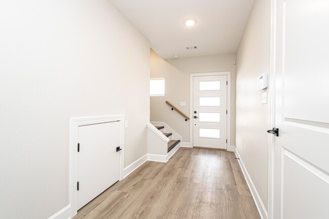 Photo - 1300 W 4th St