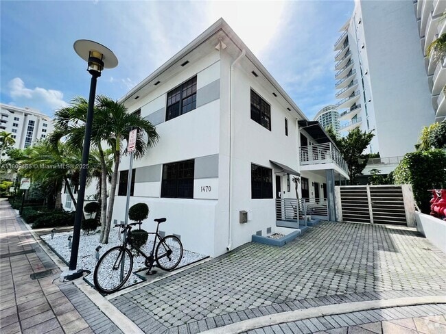 Building Photo - 1470 Lincoln Terrace Unit 1 Rental