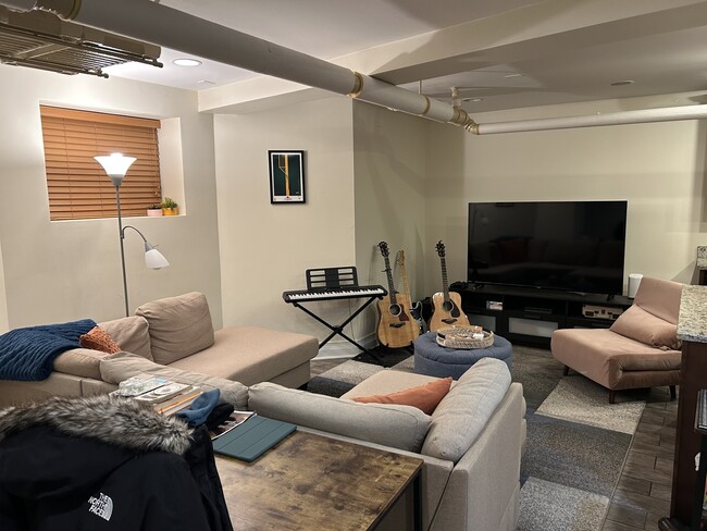 Photo - 622 W Briar Pl Unit G