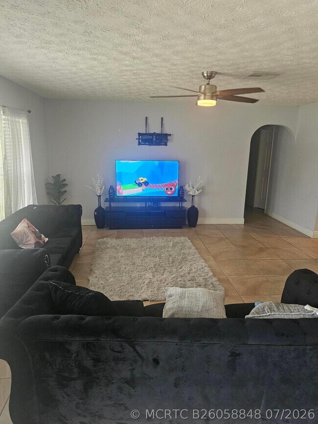 Photo - 301 SW Violet Ave