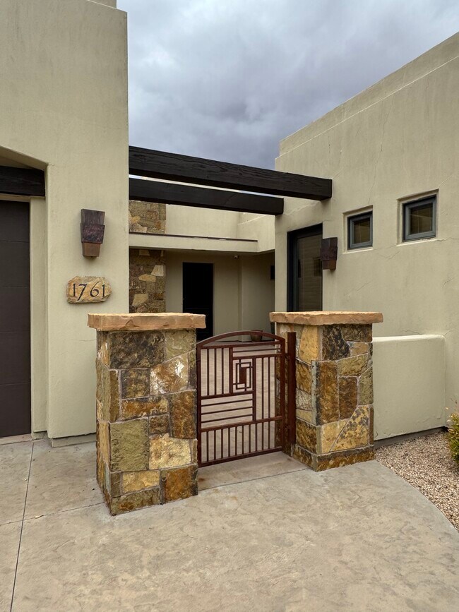 1761 W Red Cloud Cir