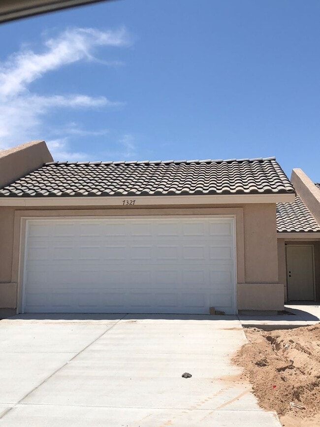 Building Photo - Desert Sky 3 Bedroom Townhome!