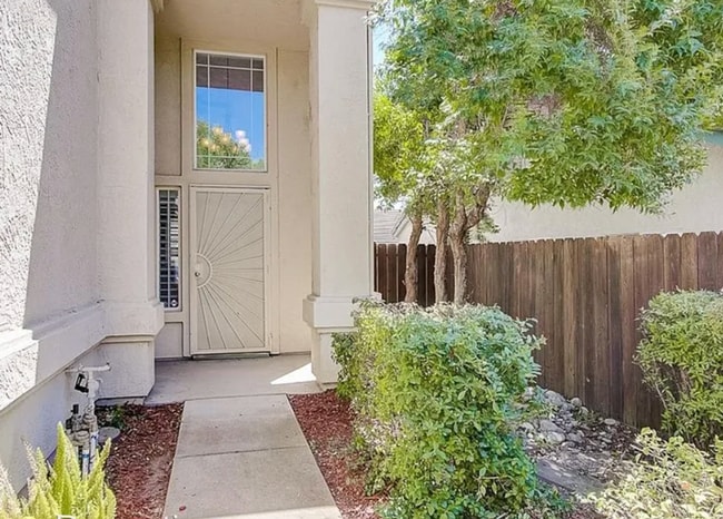 Photo - Spectacular FOLSOM 4/3 - Waiting For You! Please Read Entire Ad For Viewings!