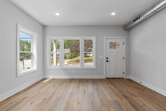 Photo - 1004 Diamond Ave NE